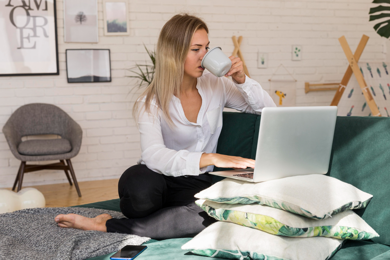 International Side Hustles for Students & Beginners in 2025